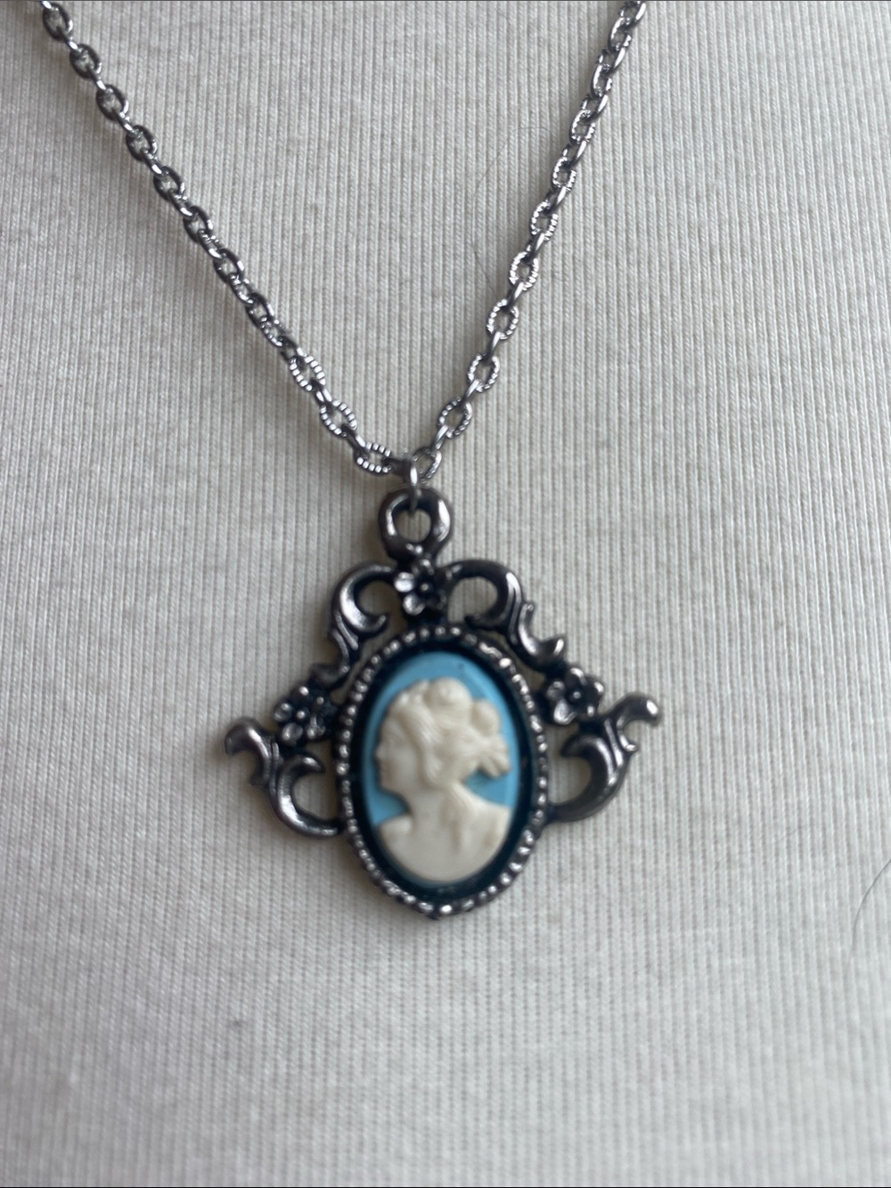 Vintage-Inspired Blue Cameo Pendant Necklace - Unbranded